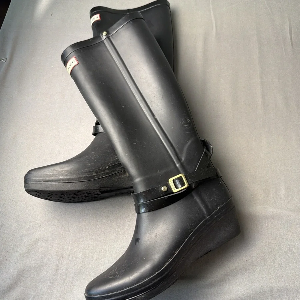 Hunter Unisex Woman's Size 8 Men's Sz 7 Tall Glossy Black Rain Boots W Buckle